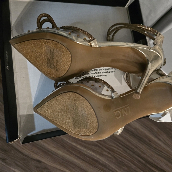 Shoes - Picture 5 of 9